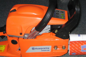 Фотография поддельной бензопилы Husqvarna 365 XP - элементы конструкции имеют чёрный цвет. Вид справа.