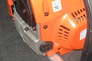 Фотография неокрашенного металла на корпусе поддельной бензопилы Husqvarna